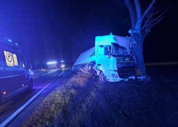 Wypadek na DK25. Uderzył ciężarówką w drzewo