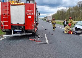 Uderzyła w tył wozu strażackiego. Na miejsce wezwano śmigłowiec LPR
