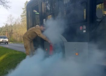 Pożar autobusu MZK. Pomogli strażacy jadący na szkolenie