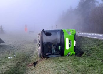 Autokar wypadł z drogi. Cztery osoby ranne