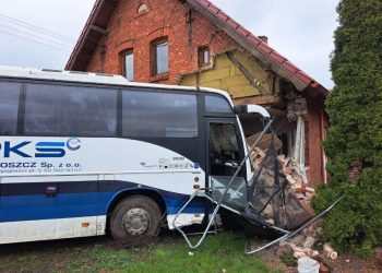 Wypadek na DK25. Autobus uderzył w budynek