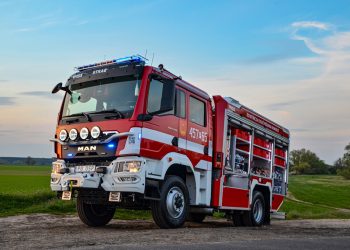 W OSP Komorze powitali nowy wóz strażacki