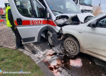 Czołówka osobówki z busem OSP na DK46