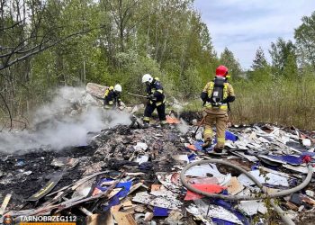 Pożar dzikiego wysypiska śmieci w Chmielowie