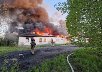 Pożar pustostanu w Sosnowcu. Ponad 30 strażaków w akcji