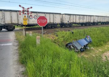 Zignorował znak STOP i wjechał pod pociąg. Dostał mandat