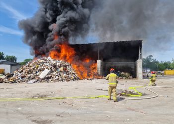 Pożar składowiska odpadów wielkogabarytowych w Tarnowie