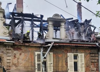 Pożar zabytkowego pałacu w Bystrzycy Dolnej