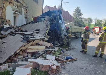 Ciężarówka zrównała z ziemią ganek. Wypadek w Mściwojowie