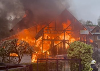 Pożar budynków w Rabie Wyżnej. Jeden ze strażaków został ranny