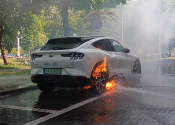 Pożar elektrycznego Mustanga w Gdańsku [WIDEO]