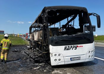 Pożar autokaru na A4. Cztery osoby trafiły do szpitala