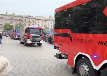 Strażacka defilada na Rynku Głównym w Krakowie [WIDEO]
