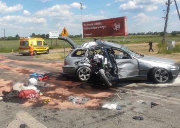 Motocyklista wbił się w osobówkę. Zginął na miejscu