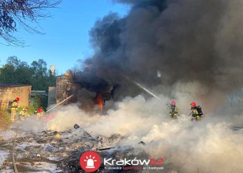 Kraków: Pożar pustostanu i odpadów