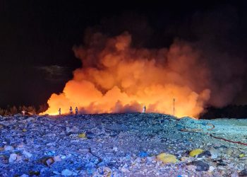 Pożar składowiska odpadów w miejscowości Lubochnia Górki