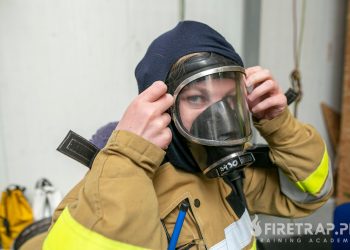 Prawidłowe zakładanie maski przez osoby z długimi włosami