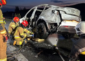 Pożar elektrycznej Tesli na autostradzie A1