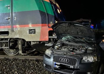 Wypadek na przejeździe kolejowym. Kierowca w ciężkim stanie