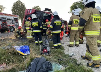 Ciężarówka w rowie. Jedna osoba ranna