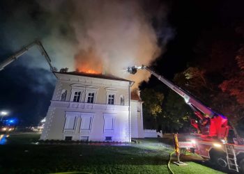Ostatnie minuty ratowania dachu pałacu w Konarzewie [WIDEO]