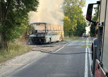 Pożar autokaru na drodze wojewódzkiej nr 705