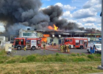 Pożar hali w Luboniu. W akcji ponad 170 strażaków