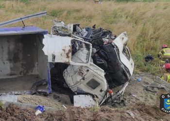 Ciężarówka wypadła z drogi. Kierowca ciężko ranny