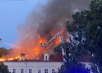 Pożar pałacu w Konarzewie. W akcji około 40 zastępów [FOTO]