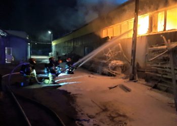 Pożar hali magazynowej z chemikaliami w Warszawie