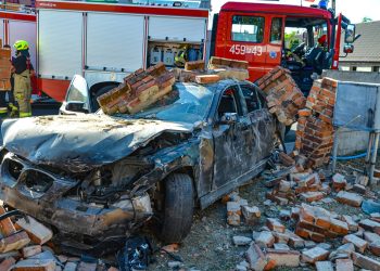 BMW w ogrodzenie. Dwie osoby trafiły do szpitala