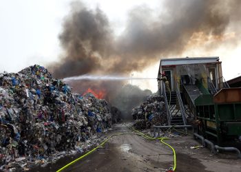 Pożar na wysypisku śmieci pod Ełkiem. W akcji ponad 70 strażaków