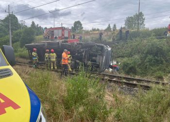 Ciężarówka spadła z nasypu na tory kolejowe