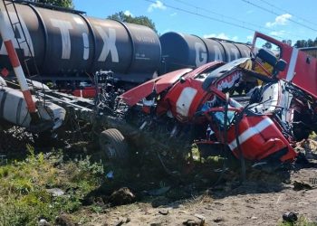 Wjechał ciężarówką pod pociąg. Wezwano śmigłowiec LPR
