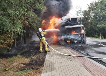 Pożar ciężarówki. Droga krajowa całkowicie zablokowana