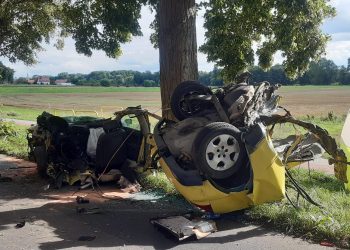 Tragiczny wypadek w powiecie świebodzińskim. Osobówka rozpadła się na części