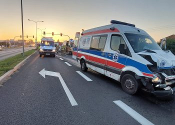 Wypadek z udziałem karetki w Gnieźnie. Są ranni