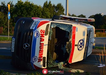 Wypadek z udziałem karetki w Krakowie. Jedna osoba poszkodowana
