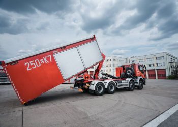 Kontenery ze sprzętem OUO trafią do Państwowej Straży Pożarnej