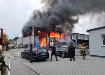 Pożar hali w Nowym Sączu. Z ogniem walczyło 13 zastępów