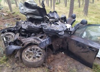 BMW rozpadło się na części. Kierowca w ciężkim stanie