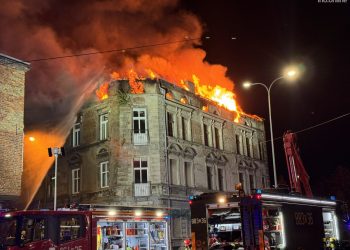 Nocny pożar opuszczonej kamienicy w Inowrocławiu