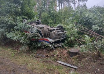 Dachowanie karetki między Węglińcem a Czerwoną Wodą