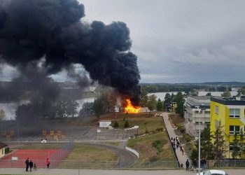 Kłęby czarnego dymu nad Ełkiem