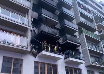 Warszawa: Pożar balkonów i elewacji budynku