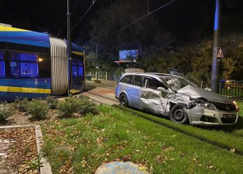 Toruń: Wjechał pod tramwaj i uciekł z miejsca zdarzenia