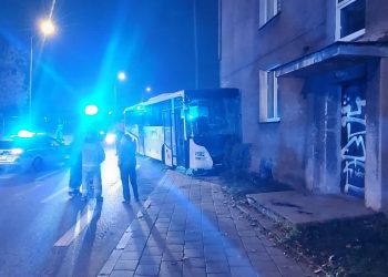 Autobus uderzył w blok. Kierowca trafił do szpitala