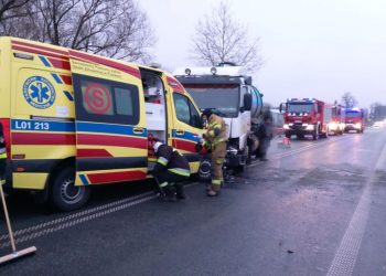 Czołowe zderzenie ambulansu z ciężarówką