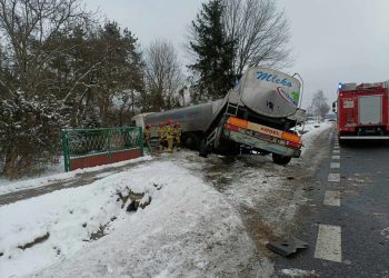 Wypadek na ‘dwunastce’ pod Radomiem. Jedna osoba ranna