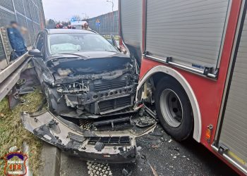 Kolizja na DK1. Uderzył w tył wozu strażackiego JRG Tychy